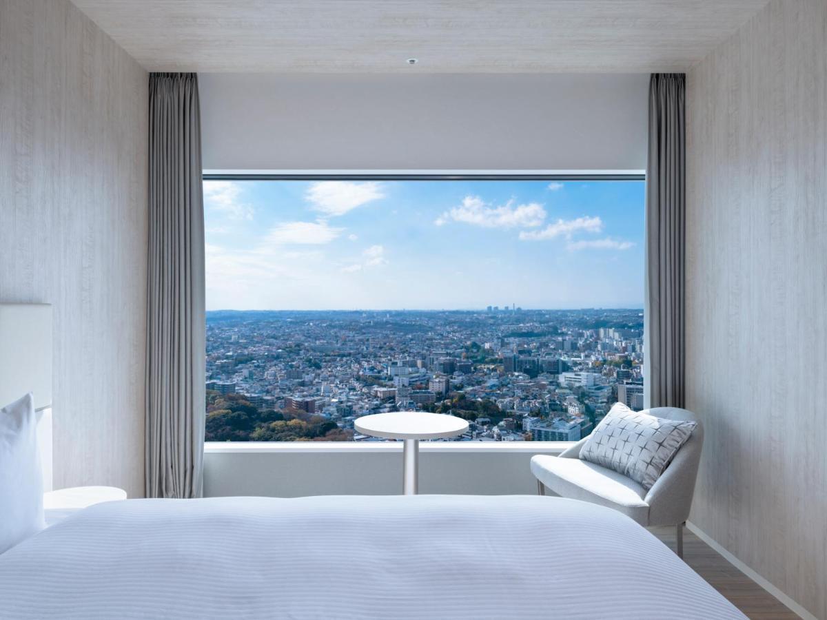 Mitsui Garden Hotel Yokohama Minatomirai Premier Exteriér fotografie A guest room at the hotel