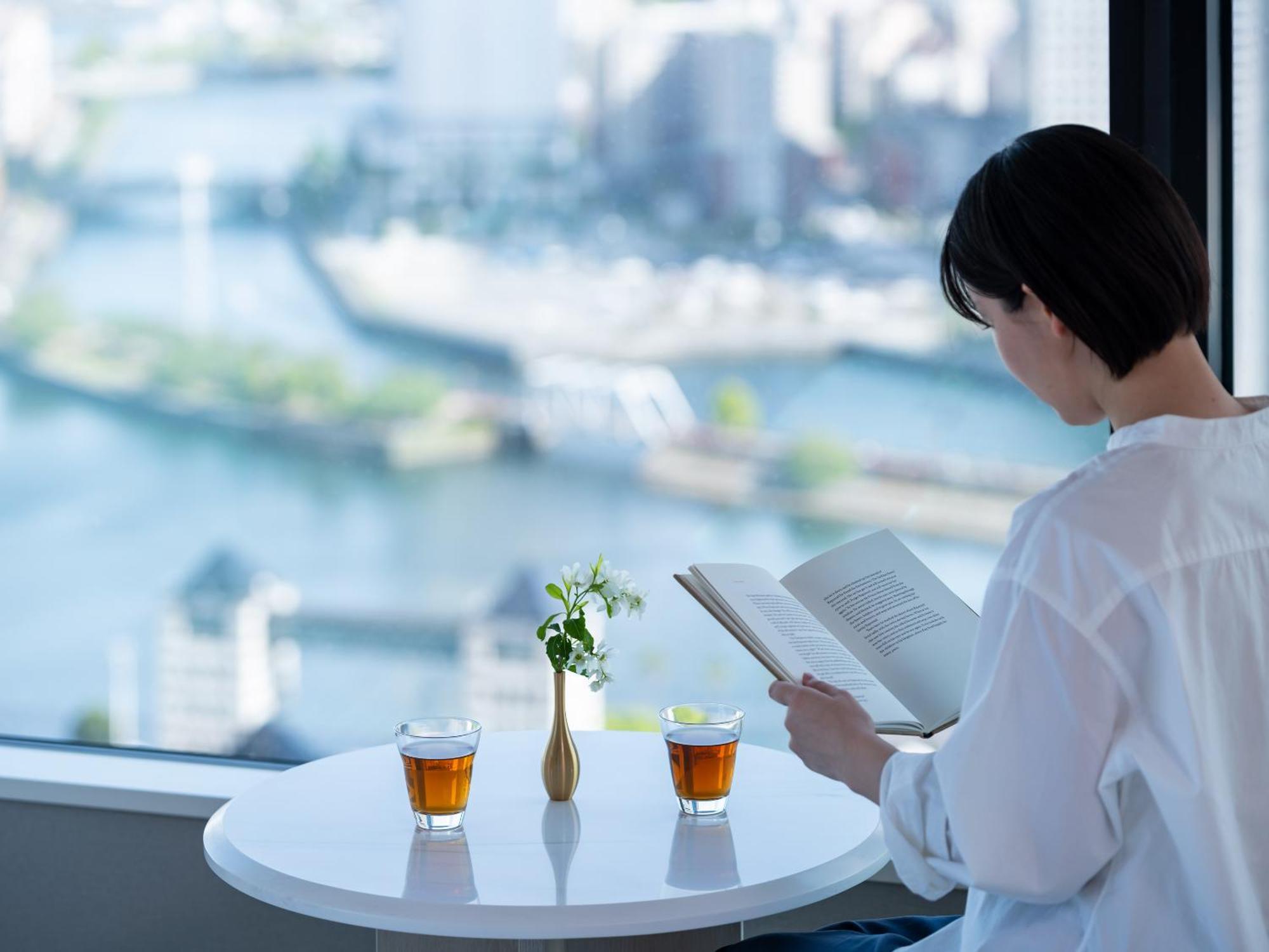 Mitsui Garden Hotel Yokohama Minatomirai Premier Exteriér fotografie A woman reading a book