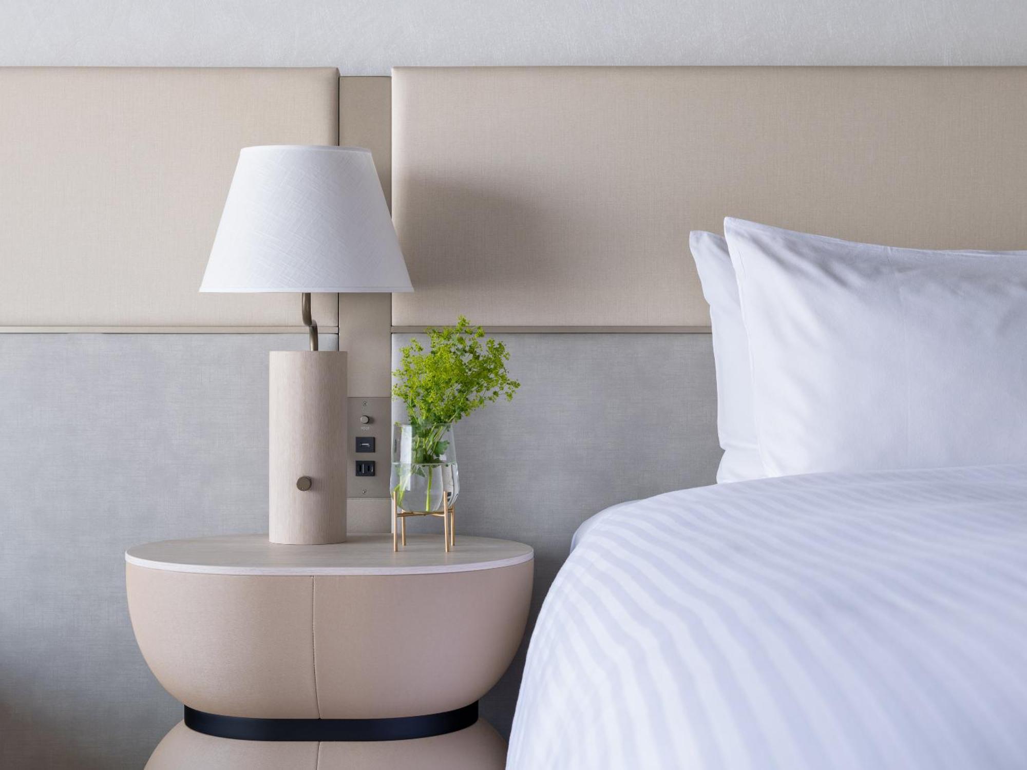 Mitsui Garden Hotel Yokohama Minatomirai Premier Exteriér fotografie A bedside table