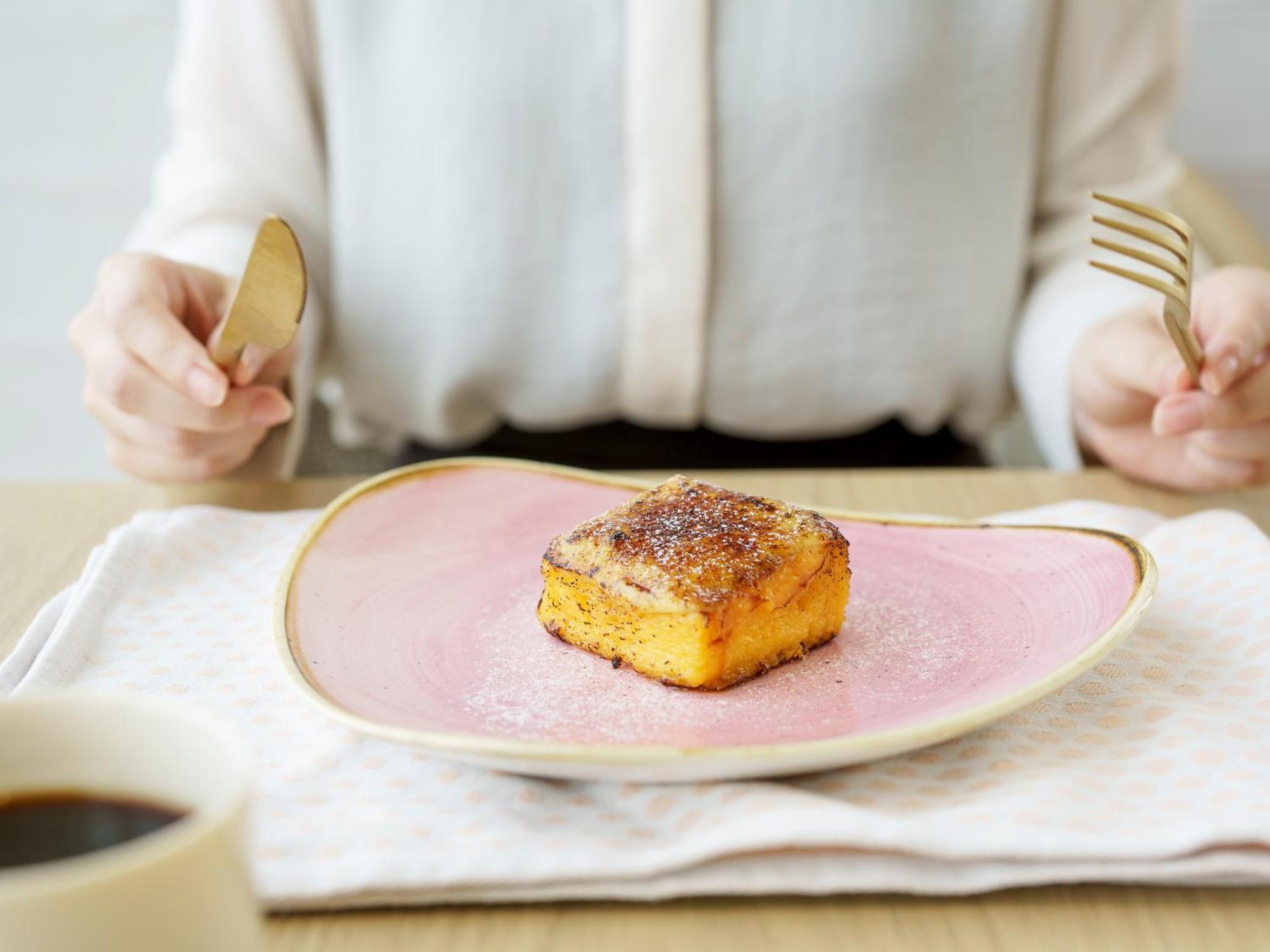 Mitsui Garden Hotel Yokohama Minatomirai Premier Exteriér fotografie A woman with a plate of food