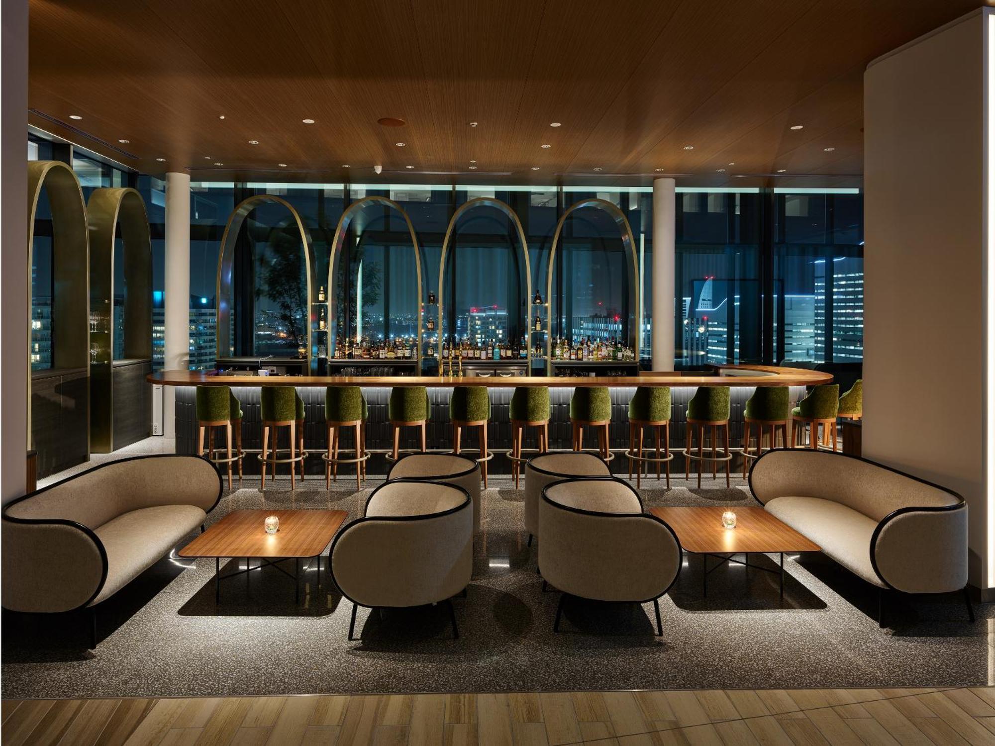Mitsui Garden Hotel Yokohama Minatomirai Premier Exteriér fotografie The bar at the 360° Sky Lounge