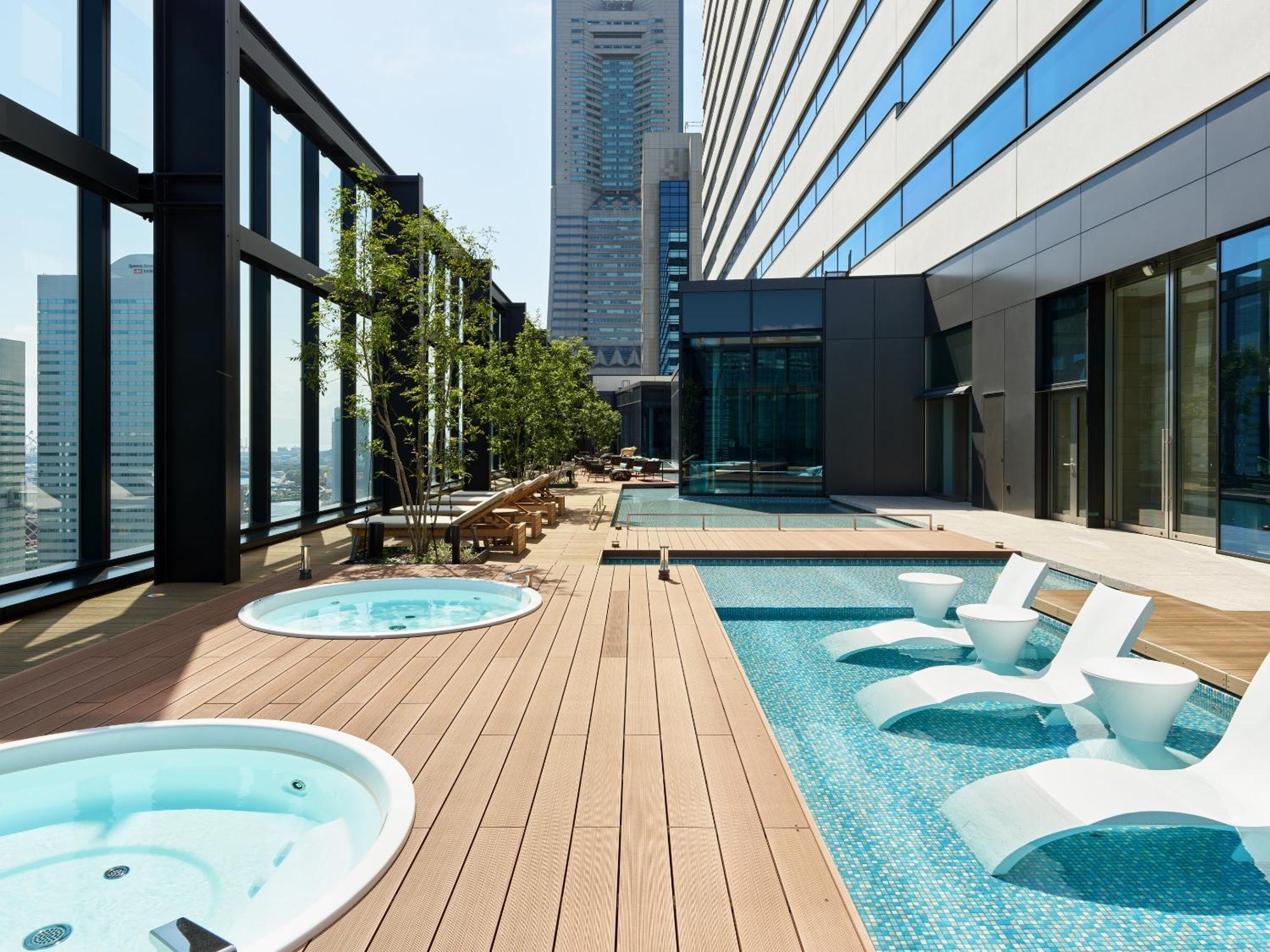 Mitsui Garden Hotel Yokohama Minatomirai Premier Exteriér fotografie The rooftop pool at the hotel